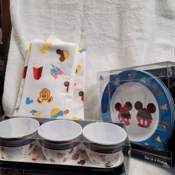 NWT Matching Disney ICON Set of 4 plates, Appetizer & Towel Sets - Picture 7 of 15